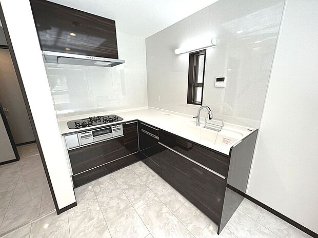 【アーバンポート施工例】お手入れのしやすい人工大理石トップのシステムキッチン。食洗機付きで家事の時短をサポート。3口コンロでお料理の幅も広がります。