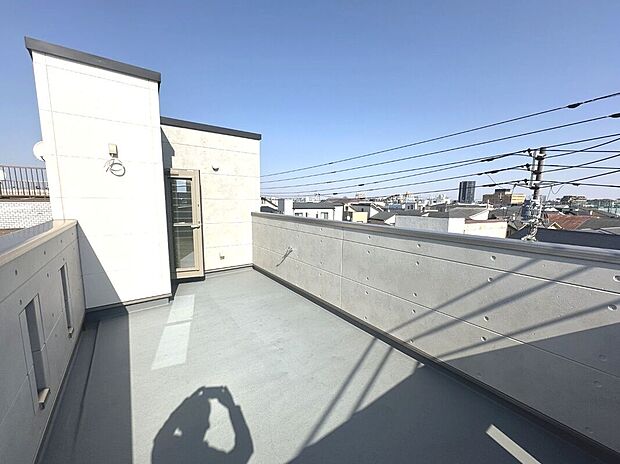 各棟屋上にはルーフバルコニー付き。照明、水栓もついて用途多彩。晴れた日は屋上がもうひとつのリビングに【Ａ号棟・2026年3月撮影】