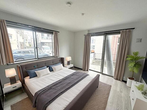 各居室にアクセントクロスを配し、快適性とデザインを両立させた室内がワンランク上の生活を実現します。【Ａ号棟　2025年7月撮影】