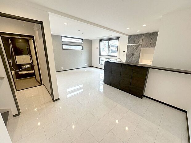 デザイン・安全性・品質はもちろんのこと、私たちが目指したのは「やすらぎあるカタチ」。
光と風、自然と触れあえる都市型住宅。それが私たちのご提案するライフスタイルです。【Ａ号棟　2025年7月撮影】