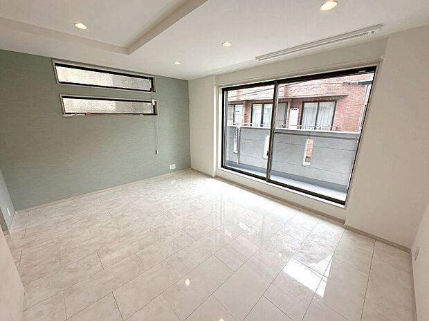 【【アーバンポート施工例】リビング】13.5帖のLDK。陽光をしっかり取り入れた、明るい2階リビング空間は家族団欒の場に最適です。