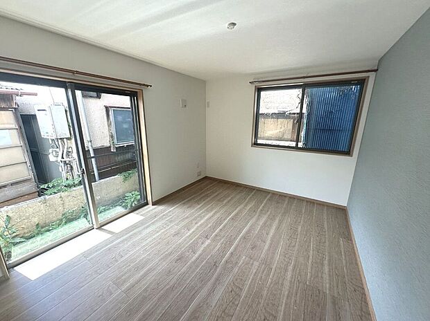 【 【アーバンポートシリーズ施工例】居室】二面採光の明るい居室。全居室収納でスッキリとした室内を実現。アクセントクロスが室内を彩ります。