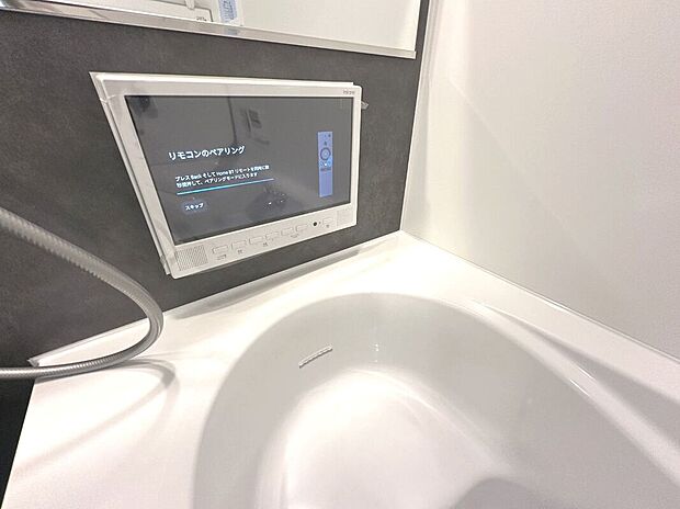 【浴室テレビ】浴室にはGoogle TVを搭載した浴室TV”mirarel”を標準装備。地デジはもちろん、Wi-FiやLANケーブル接続でネット動画等の様々なストリーミングサービスの視聴も可能。毎日のお風呂タイムがもっとたのしくリラックスできる空間に。【アーバンポート施工例】