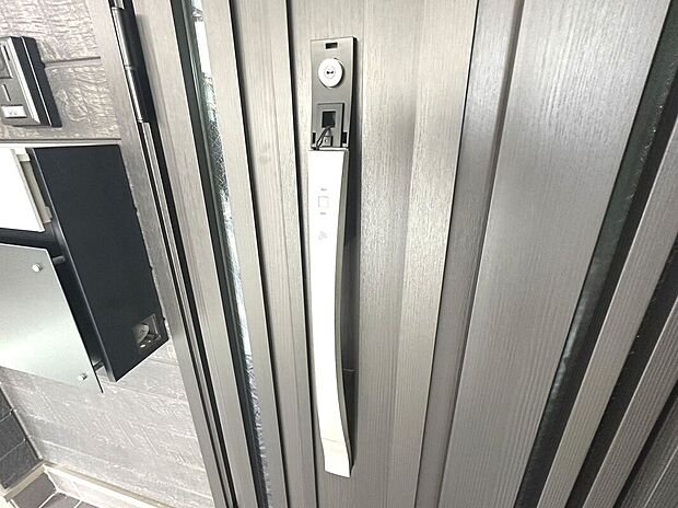 【カードキーシステム】ボタンを押してカードをかざすだけで施解錠ができ、一度の操作で2ロックが可能。カード紛失時もカードの再登録をするだけ。従来のようにシリンダーごと交換する手間も省けます。【アーバンポート施工例】