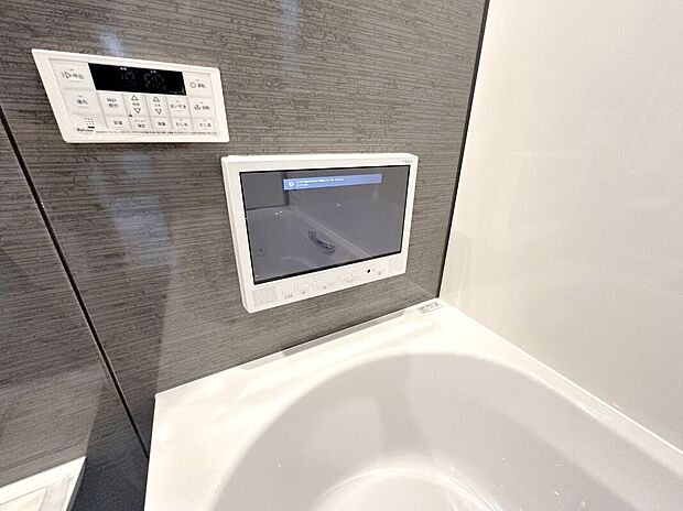【浴室テレビ】浴室にはGoogle TVを搭載した浴室ＴＶ”mirarel”を標準装備。地デジはもちろん、Wi-FiやLANケーブル接続でネット動画等の様々なストリーミングサービスの視聴も可能。毎日のお風呂タイムがもっとたのしくリラックスできる空間に。