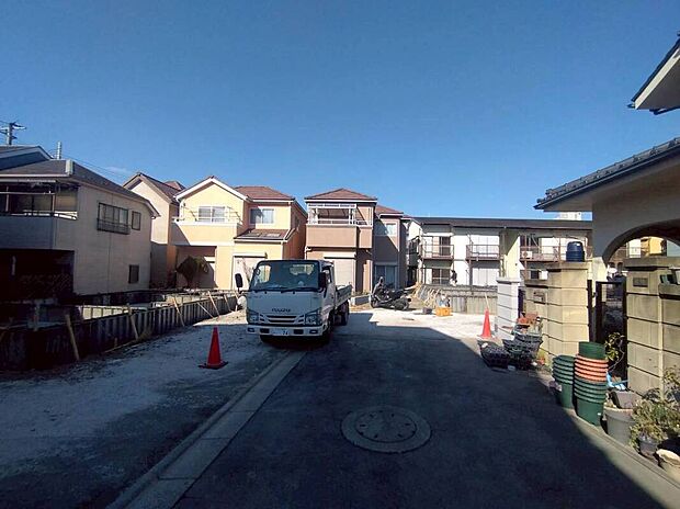 【現地写真【2026年2月撮影】】閑静な住宅街、前面道路は交通量も少なく小さなお子様がいるご家庭も安心。