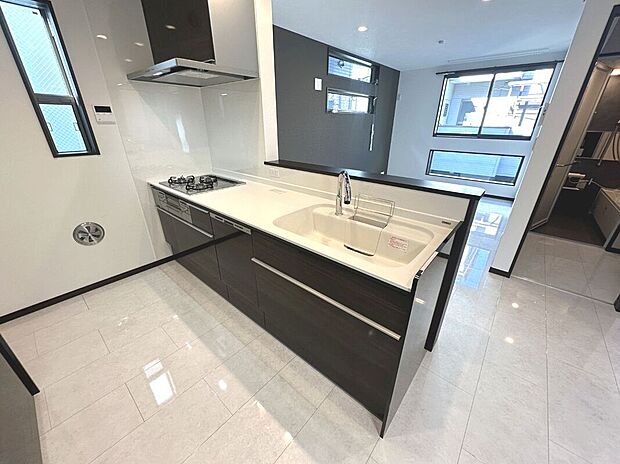 【【アーバンポートシリーズ施工例】キッチン】リビングが見渡せる対面キッチン、お料理しながら家族の会話も弾みますね。食洗機・タッチレス水栓・浄水器内蔵水栓を標準装備。