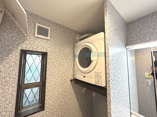 【ガス衣類乾燥機】濡れたままの洗濯物をそのままポンと入れるだけで、５ｋｇの洗濯物を約５２分でしっかりフル乾燥。温風（プラズマクラスターイオンを含む）で、衣類の気になるニオイを消臭します。乾燥前にドラム除菌運転を行うことで、ドラム内の大腸菌を99%以上除菌。