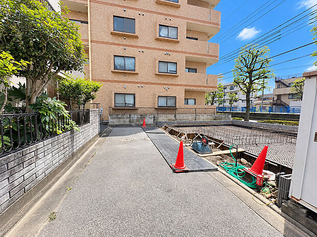 【現地外観写真(2026年9月撮影)】閑静な住宅街、前面道路は交通量も少なく小さなお子様がいるご家庭も安心。