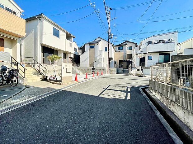 道路幅5m開発分譲地内に立地。穏やかな住環境です。