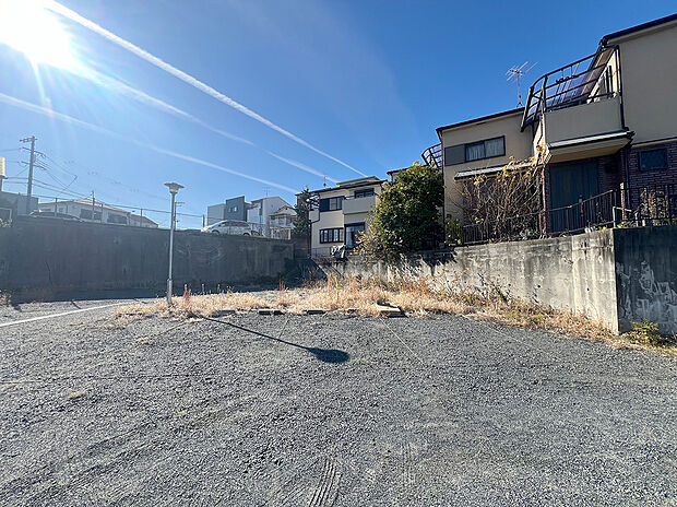 陽光がたっぷりと降り注ぐ、開放的な分譲地です。現況は更地となっており、建物の配置や広さをイメージしていただきやすい状態です。空が広く感じられるロケーションで、明るいマイホーム生活を想像してください。