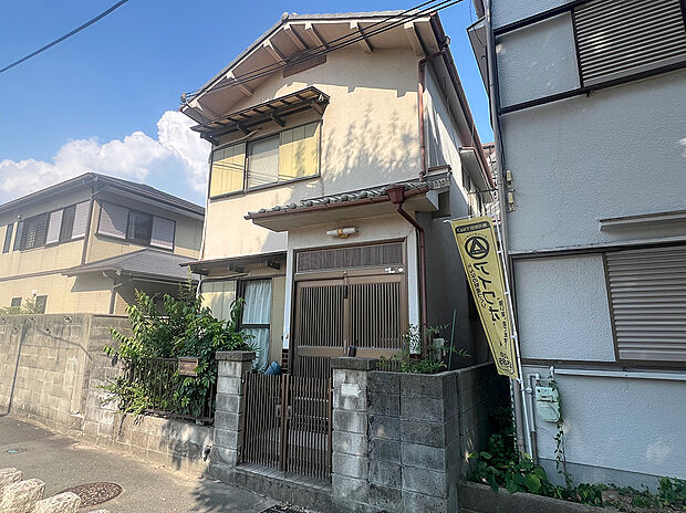 現地外観を北西側前面通路から撮影。周辺は戸建住宅が建ち並ぶ落ち着いた住宅地です。建築条件付き土地として販売中です。