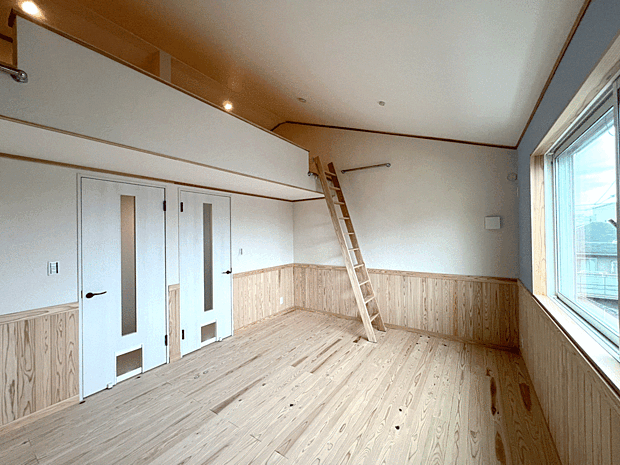 【■3F洋室 9.5帖】将来的に2分割できるクリエイティブな空間。ロフト付き勾配天井で圧倒的な解放感!
※室内(2025年7月)撮影