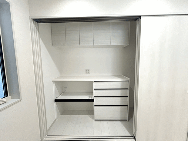 【カップボード】「“家電がスッと収まるだけで、キッチンが広くなった気がする。”」
― 家電収納付きカップボードで、すべてが一つの場所に整理整頓―