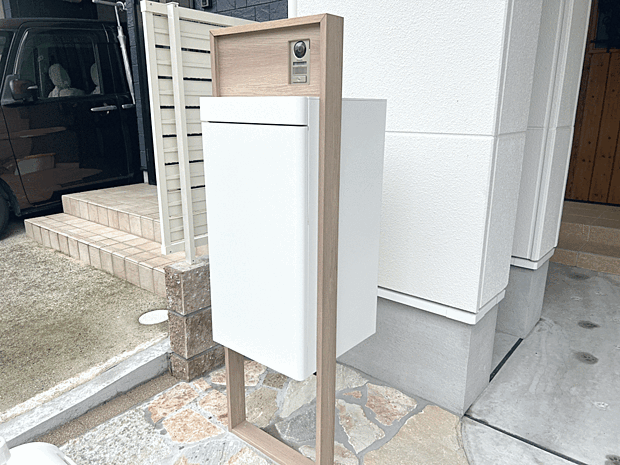 【スマート宅配ポスト】「“置き配よりも安心”が、ちゃんと見えるカタチになった。」
― 鍵付き・カメラ付き・通知付き。宅配を“管理できる”時代へ―