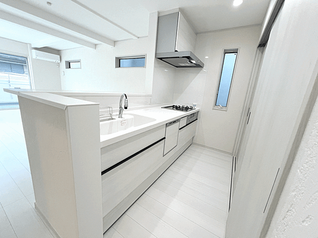 【■キッチン】3口コンロシステムキッチン(グリル付き)食器洗浄機付き!◆タッチレス水栓(浄水機能付き)手をかざすだけで切替OK♪
※室内(2025年7月)撮影