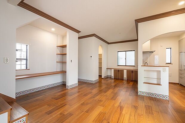 【【S-12】リビング】洗面室のダイニング間の共用収納をはじめ、ダイニングのカウンター下収納や食品のストックに活躍するパントリーなど、便利な収納スペースがいっぱいです。