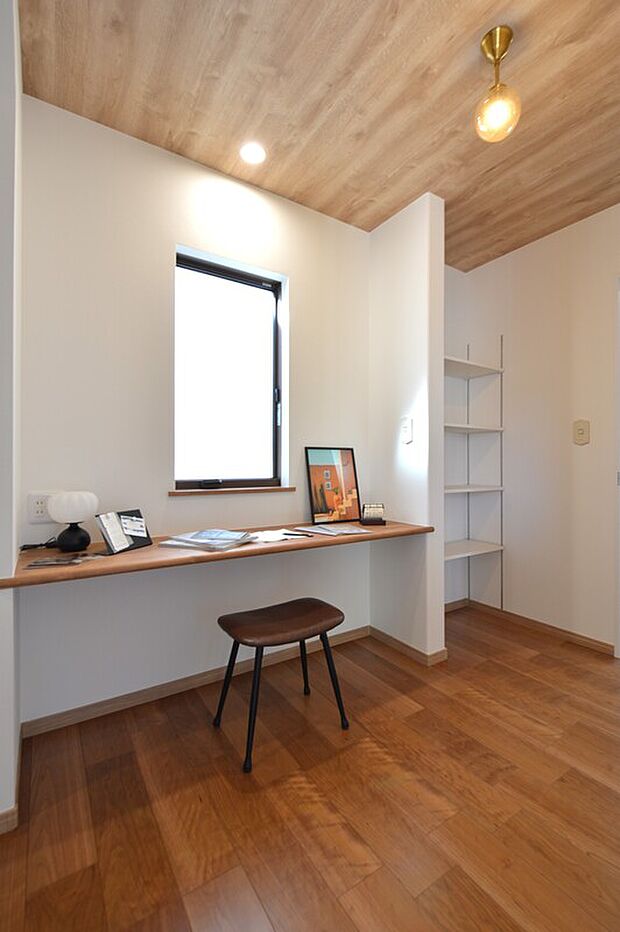【【S-13 】スタディーカウンター】約10.2帖の主寝室には幅広のスタディーカウンターも設けているので、PC作業や在宅ワークなど書斎としても使うこともできます。