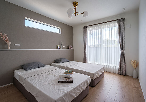 【【1号棟　主寝室】モデルハウス】収納力があるウォークインクローゼット付き。ベット上のカウンターには、スマホの充電などに使用できるコンセントが付いています。