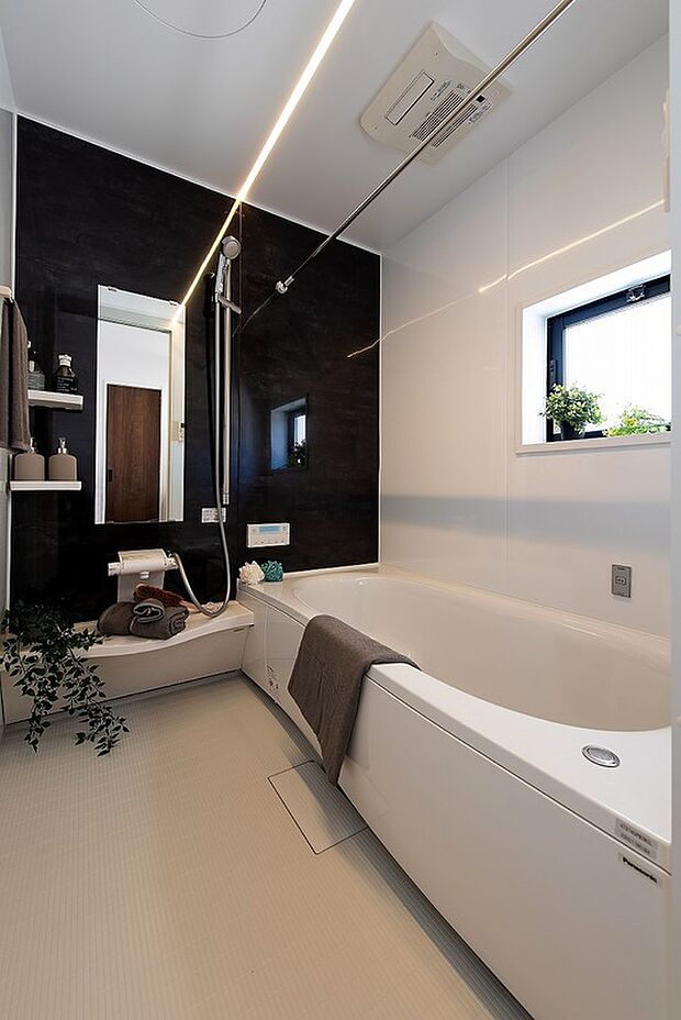 【一日の疲れを癒すシステムバス】ボタン一つで照明が切り替わる浴室は、癒しの空間を作り上げます。