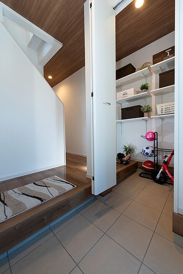 【シューズクローク】(同仕様の建物の画像になります)