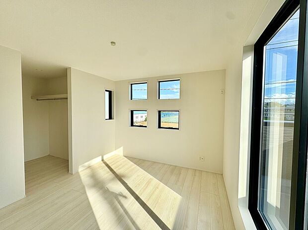 【明るい主寝室】●窓がおしゃれで明るさもとれてます