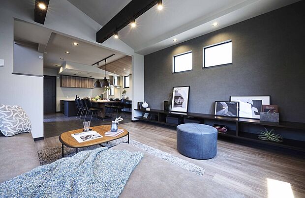 【【No.1】LDK】天井の高さが生む開放感と、落ち着いた色調が織りなす上質なリビング。一段下げたキッチンが目線と高さを揃え、家族の会話が自然と広がる空間に仕上げました。