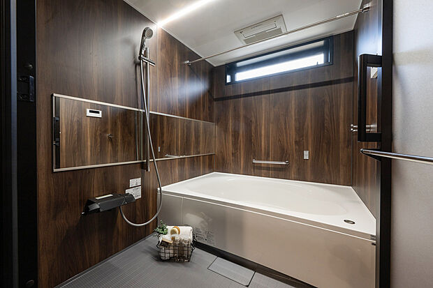 【A号棟：浴室】ゆとりある1.25坪タイプで、ワイド浴槽は一日の疲れを癒やす寛ぎの空間に。また、浴槽とフタのダブル保温構造がお湯はりから5時間後の温度差を2.5度以下に実現します。