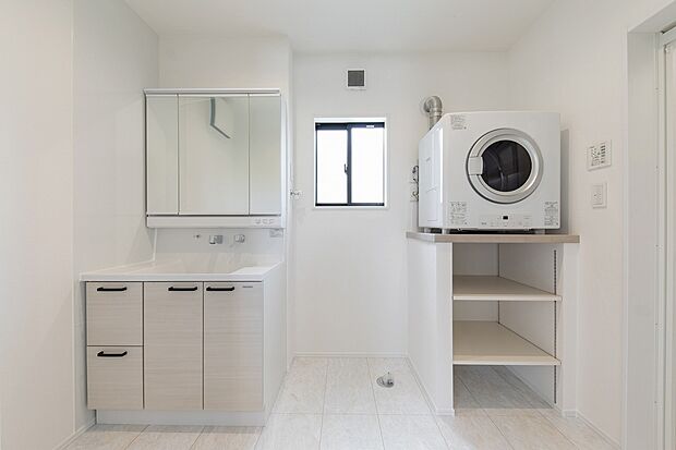 【洗面】洗面室。乾太くん付きで洗濯物を短時間でふっくらと乾かせます。オプションで物干し竿も設置可能！洗面室でお洗濯が完結する家事ラク設計。
