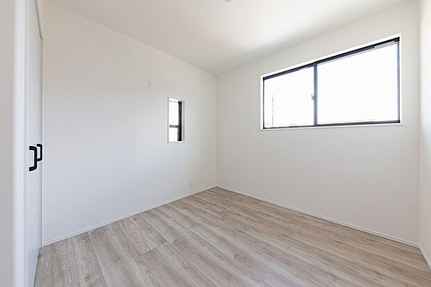 【洋室】全居室二面採光・収納付き。