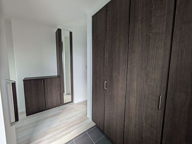 【玄関】玄関は鏡付きでお出かけ前の身だしなみもバッチリ！