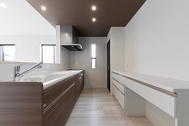 【キッチン】「タカラ」のシステムキッチン。アクリル人造大理石シンクは耐久性、静音性に優れています。汚れやすい部分をホーローでガードしているので、簡単なお手入れでキレイを長持ちさせられます。
