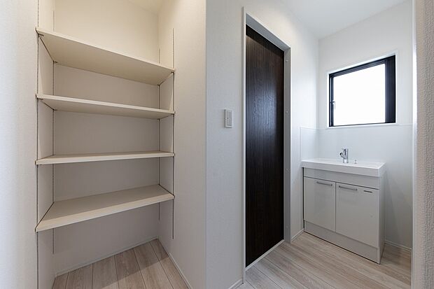 【2階洗面】2階ホールに2つ目の洗面台を設置。就寝中にお手洗いに行った後など、2階で水を使いたいときに1階まで下りずにすみます。1階の洗面台をご家族が使用中でも歯磨きや身づくろいができます。