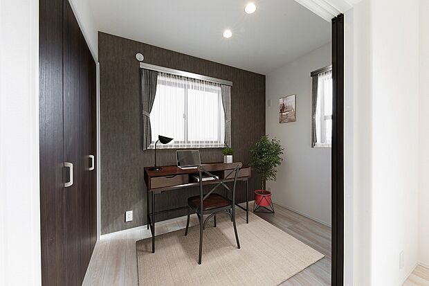 【洋室】リビング横には生活スタイルに合わせて多様な使い方のできる居室を設けました。 リビングからも目が届くため、お子様の遊び場や在宅ワークスペースにもぴったり。（※家具はイメージです。）