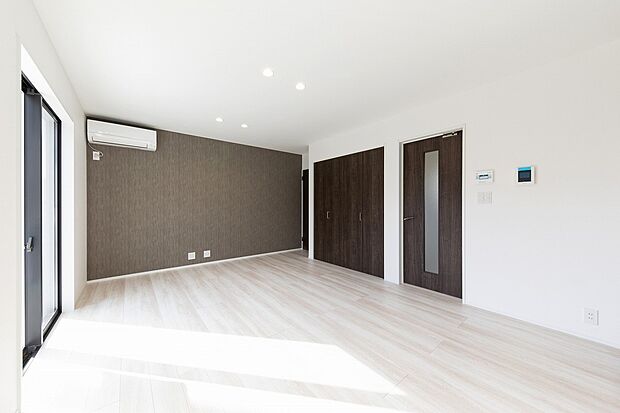 【リビング】リビングはアクセントクロスを採用しました。