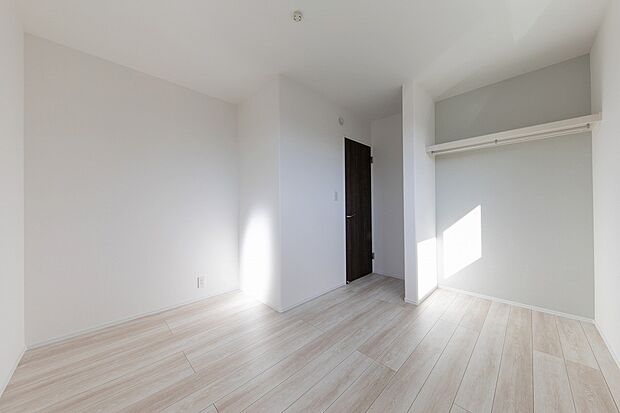 【洋室】全居室二面採光・収納付き。