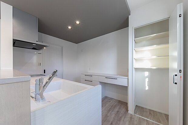 【パントリー】カップボード・パントリー付き！ゆとりのある収納で散らかりにくく、掃除のしやすさにもつながります。