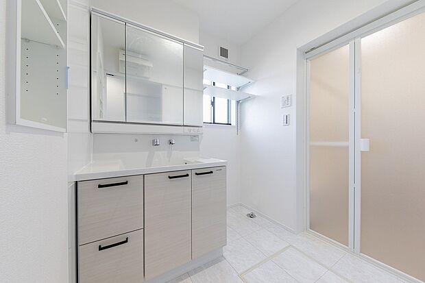 【洗面室】洗面台もお手入れしやすい設計。