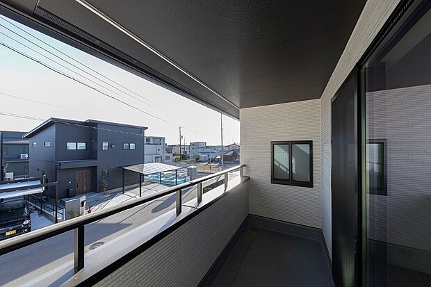 【バルコニー】バルコニーは屋根付きで急な雨でも安心。