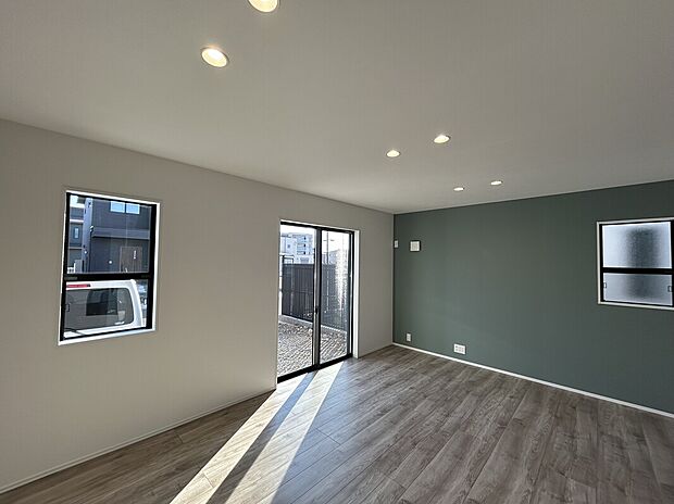 【LDK】大きな窓から降り注ぐあたたかな陽光が、家族の団らんを優しく包み込む、明るいリビングです。