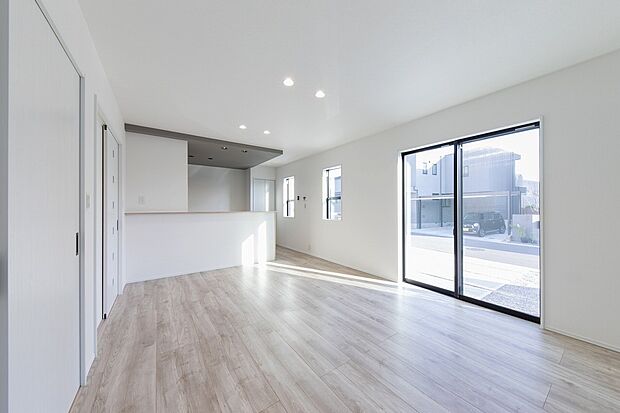 【LDK】大きな窓から降り注ぐあたたかな陽光が、家族の団らんを優しく包み込む、明るいリビングです。