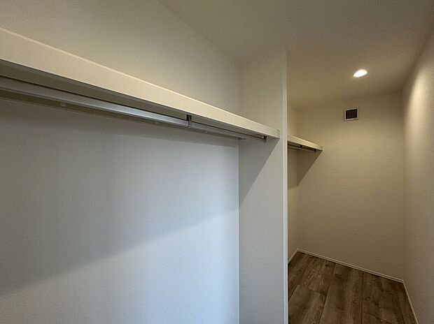 【WIC】季節の衣類から大型の荷物まで、すべてをまとめて収納できる大容量のWICで、お部屋を広々と活用できます。