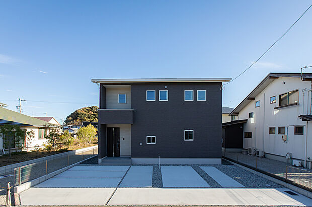 【外観】来客時にも安心、ご家族で複数台所有されてもゆとりをもって停められる、広々とした3台分の駐車スペースを確保しました。