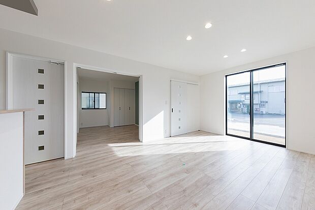 【No.1 LDK】大きな窓からたっぷりと入るあたたかな日差しが、室内を明るく照らし、家族の団らんに心地よさをもたらします。