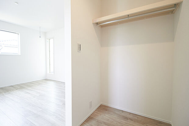 【WIC】夫婦二人の衣類や小物もゆったり収納できる大容量。お互いのスペースを確保しながら、衣替えの手間を減らし、寝室を常に美しく保てます。