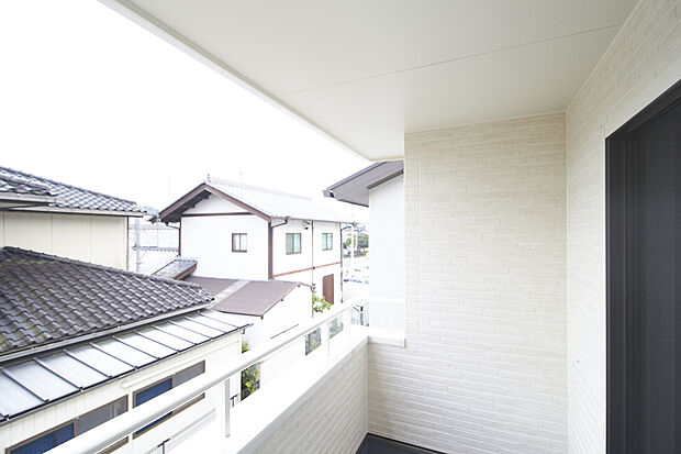 【屋根付きバルコニー】急な雨や強い日差しを気にせず洗濯物が干せるだけでなく、ちょっとした憩いのスペースとしても活躍する便利な屋根付きバルコニーです。