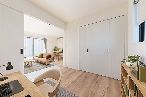 【洋室】リビング横には生活スタイルに合わせて多様な使い方のできる居室を設けました。（※家具合成イメージ）