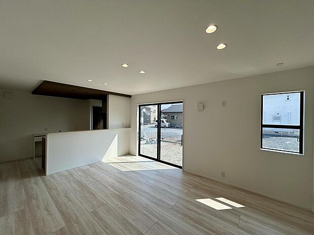 【リビング】リビングは大きな窓から明るい陽光が差し込みます。