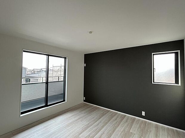 【洋室】アクセントクロスを採用した主寝室。