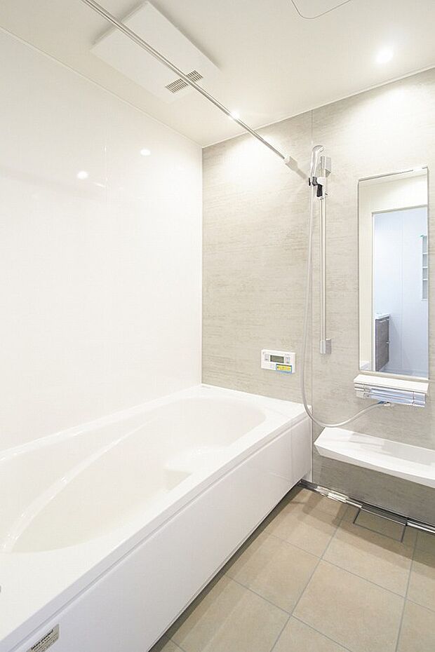 【お風呂】「タカラ」のシステムバスルーム。たっぷりの保温材と頑丈なホーローでできた浴室パネルは高い断熱性と耐久性を誇ります。床も汚れに強い素材で、お手入れカンタン、いつも清潔に保てます。

